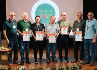 החקלאים נמרוד חפץ מקיבוץ נירים ורני ברנס ממושב ביצרון, ג’וני עַגְ׳מִיָּה מכפר יאנוח, עמוס לוין מקיבוץ כפר גלעדי וד"ר ענת זיסוביץ־חריט מקיבוץ יפתח, ויוסי פורטל חקלאי ותיק מקיבוץ מירב בין מקבלי "אות יקיר ארגון מגדלי הפירות בישראל" בוועידת מגדלי הפירות שהתקיימה לאחר שנתיים מאתגרות למגדלים