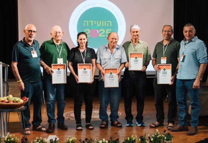 ירון בלחסן ומוטי צמיר עם חלק ממקבלי תעודות ההוקרה צילום ארגון מגדלי הפירות