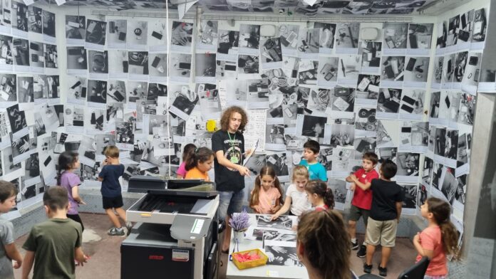 זומו המוזיאון הנייד מגיע לכפר גלעדי צילום יחצ (2)