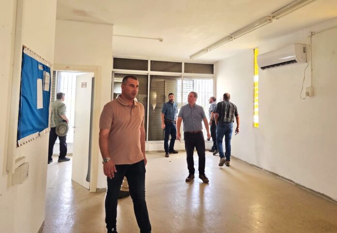 מנכל העירייה בסיור במבנה בו יוקם המרכז הטכנולוגי