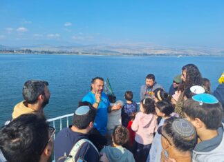 למרות המפלס הנמוך- בילו משפחות רבות את חנוכה שמח על ספינת המחקר בלב הכינרת