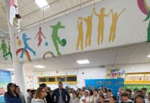 להאיר את העיר: תלמידי כיתה ה' מבית הספר "נופים" יצאו לשמח קשישים