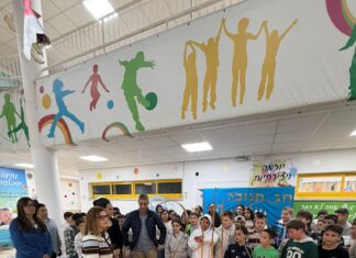 להאיר את העיר: תלמידי כיתה ה' מבית הספר "נופים" יצאו לשמח קשישים