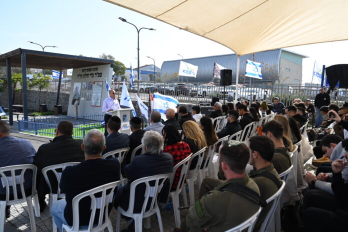 ראש העיר אלקבץ בטקס על רקע התצפית שהוקמה