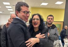 מיכל הרצוג התרגשה לקבל שי מקורי, פמוטי שבת שהכינו הסטודנטים החרדים במכללה