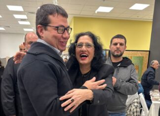 מיכל הרצוג התרגשה לקבל שי מקורי, פמוטי שבת שהכינו הסטודנטים החרדים במכללה