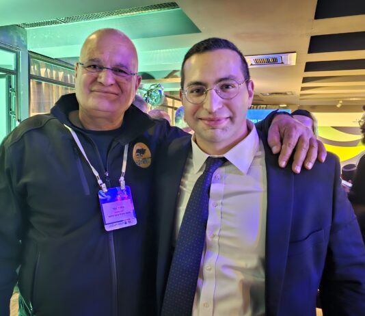 שר נגב גליל יצחק וסרלאוף ומאיר צור ראש מועצה אזורית הערבה התיכונה – בכנס "עוברים לגליל ולנגב", שהתקיים בת"א