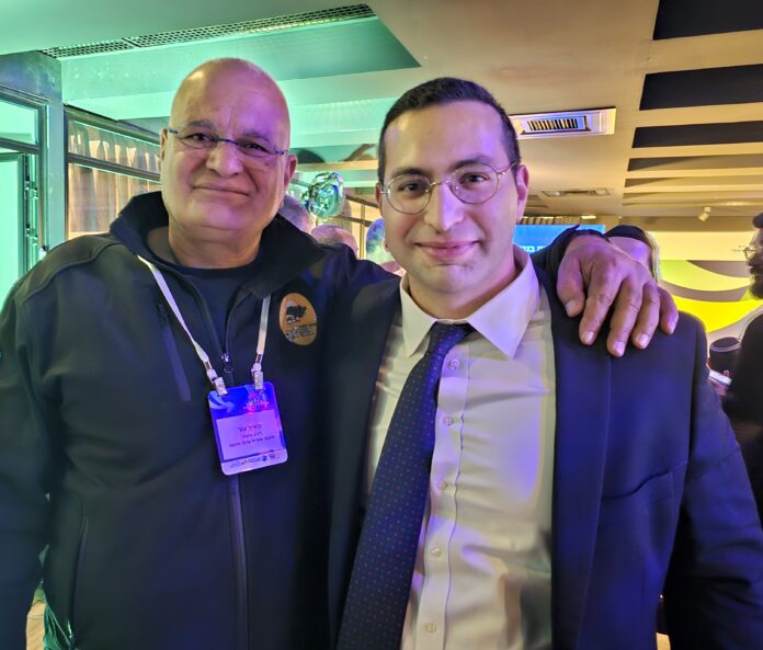 שר נגב גליל יצחק וסרלאוף ומאיר צור ראש מועצה אזורית הערבה התיכונה- בכנס עוברים לגליל ולנגב