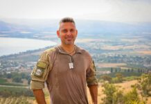 חייל המילואים שניצל בקרב בדרום לבנון, חזר לקראת חג הפסח לבקר את חבריו בבתי החולים עם ציוד ומתנות