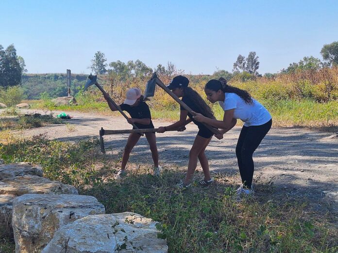 תלמידות 'שומרי הנחל' בבית ספר כנרת ע''ש נעמי שמר - צילום ענת חזן, רשות ניקוז ונחלים כינרת