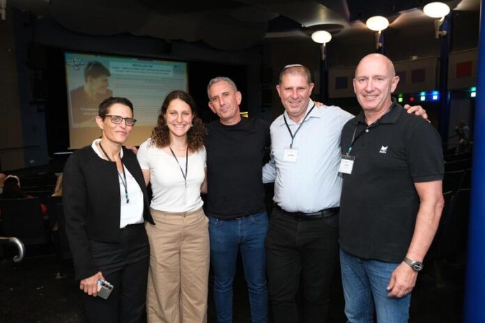 בתמונה מימין לשמאל מוטי לוין, מנכל קבוצת חיפה, שלום אשכנזי, מנכל כפר נהר הירדן, תאל במיל' דניאל הגרי, דובר צהל במלחמת חרבות ברזל, רונה (1)