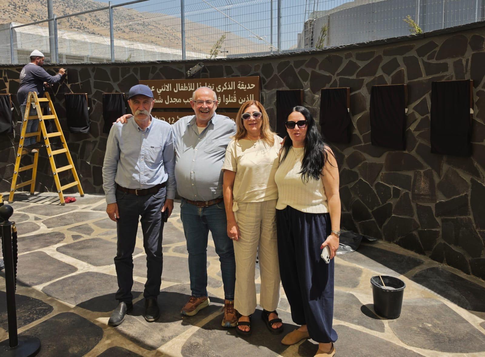 זוכרים ומכבדים: הנהלת מחוז חיפה במשרד הבינוי והשיכון בביקור במג׳דל שמס לציון שנה לאסון